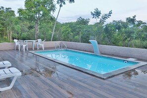 Alberca al aire libre y alberca climatizada