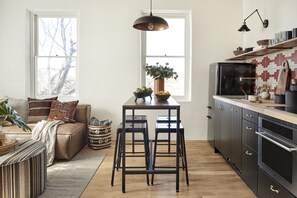 Fridge, microwave, oven, stovetop - The Pippa - Penthouse Luxury Suite, steps to the Plaza (Santa Fe)