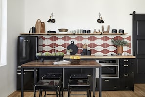 Fridge, microwave, oven, stovetop - The Pippa - Penthouse Luxury Suite, steps to the Plaza (Santa Fe)