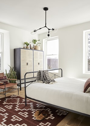 1 bedroom, desk, iron/ironing board, free WiFi - The Pippa - Penthouse Luxury Suite, steps to the Plaza (Santa Fe)