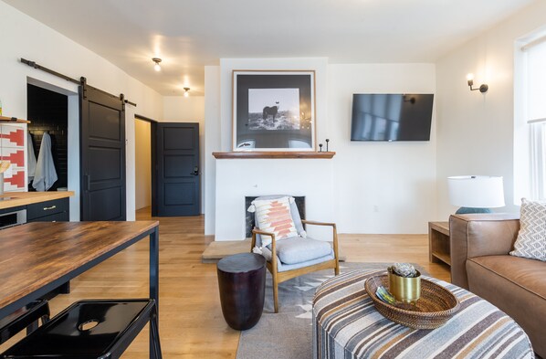 Smart TV - The Pippa - Penthouse Luxury Suite, steps to the Plaza (Santa Fe)