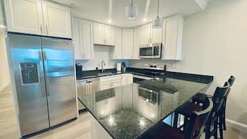 Frigorífic, microones, forn i placa de cuina