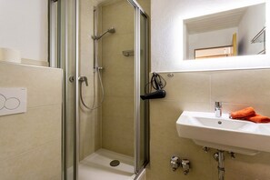 Chuveiro, produtos de toalete grátis, secador de cabelo 