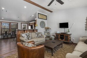 Smart TV - Private Modern Hill Country Cabin on 17 acres close to downtown Fredericksburg. (Fredericksburg)