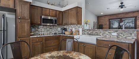 ثلاجة، ميكروويف، موقد طهي مسطح، ماكينة لصنع القهوة/الشاي