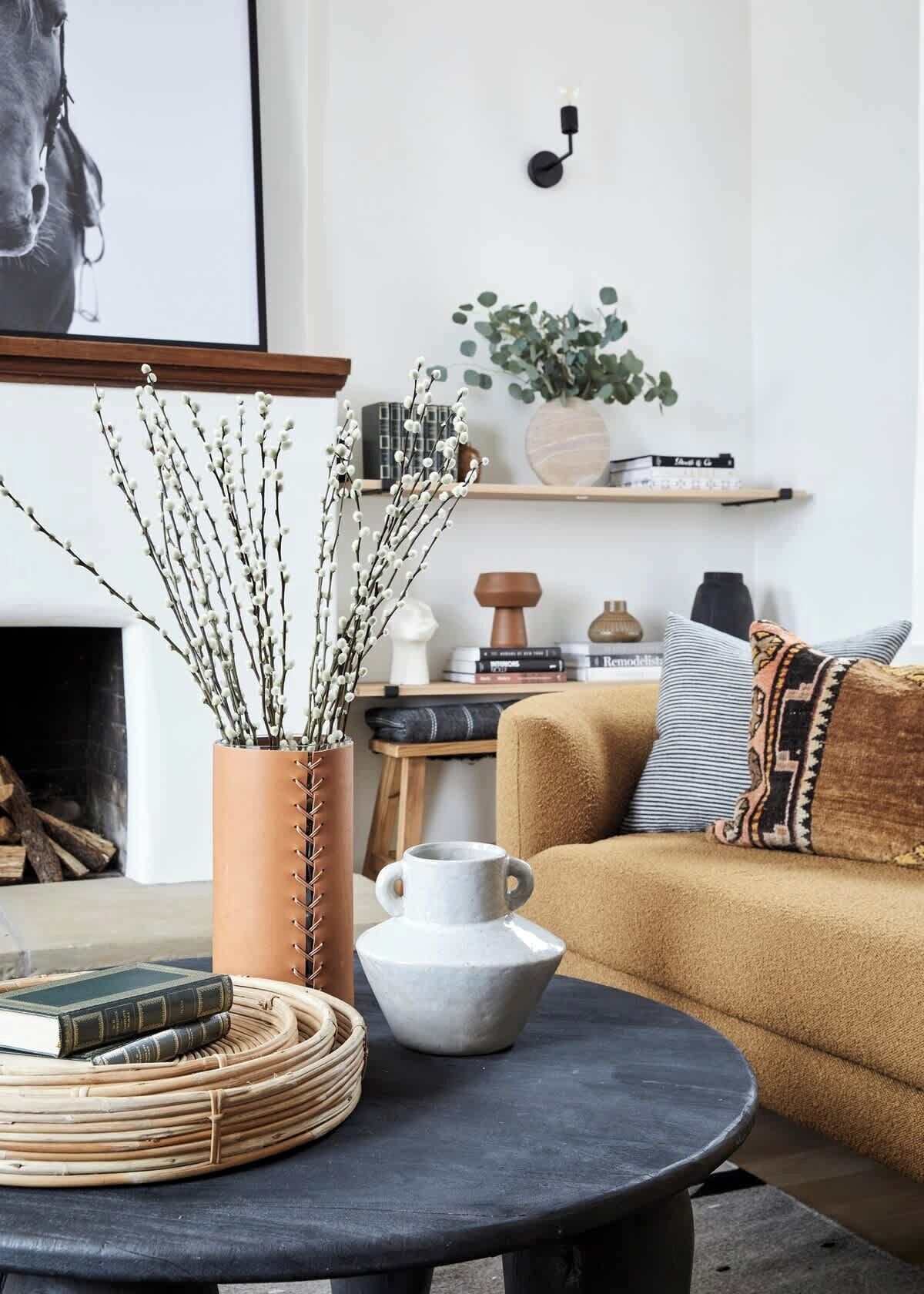 Smart TV, chimenea y oficina 