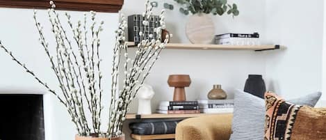 Smart TV, chimenea y oficina