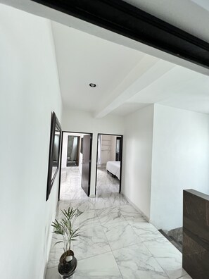 4 slaapkamers, een bureau, een strijkplank/strijkijzer, gratis wifi