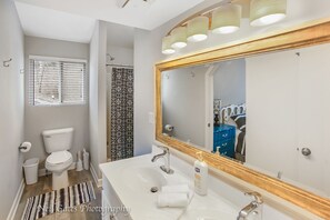 Baignoire, sèche-cheveux, serviettes fournies, savon