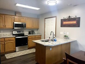 Fridge, microwave, oven, stovetop - Lovely 2 Bedrooms 2 Bath Duplex in West Rome (Rome)