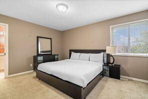 4 bedrooms, desk, free WiFi, bed sheets - Beautiful Home in Langley with Huge Patio (Langley)