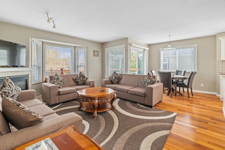 Smart TV, fireplace. Beautiful Home in Langley with Huge Patio