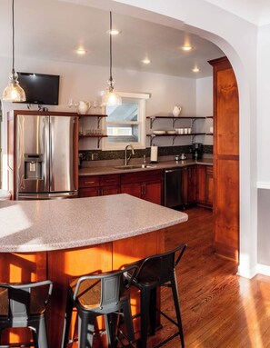 Fridge, microwave, oven, stovetop - Family home downtown w/2 King Beds plus Twins (Cody)