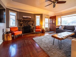 Smart TV - Family home downtown w/2 King Beds plus Twins (Cody)