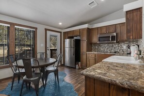 Réfrigérateur, micro-ondes, plaque de cuisson, cafetière/bouilloire