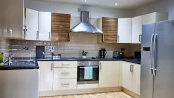 Kühlschrank, Mikrowelle, Ofen, Geschirrspüler