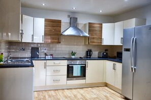 Kylskåp, mikrovågsugn, ugn och diskmaskin