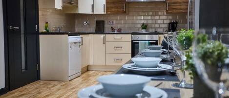 Een koelkast, een magnetron, een oven, een vaatwasser