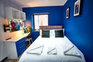 6 Schlafzimmer, Schreibtisch, Bügeleisen/Bügelbrett, Reisekinderbett