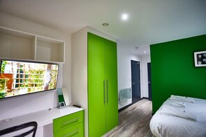6 bedrooms, desk, iron/ironing board, travel crib - STARR SUITE 6 BEDS (Liverpool)