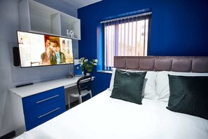 6 bedrooms, desk, iron/ironing board, WiFi