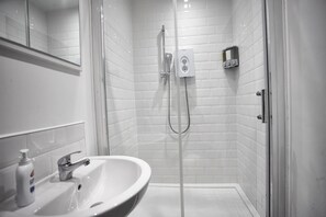 Dusche, Handtücher, Shampoo