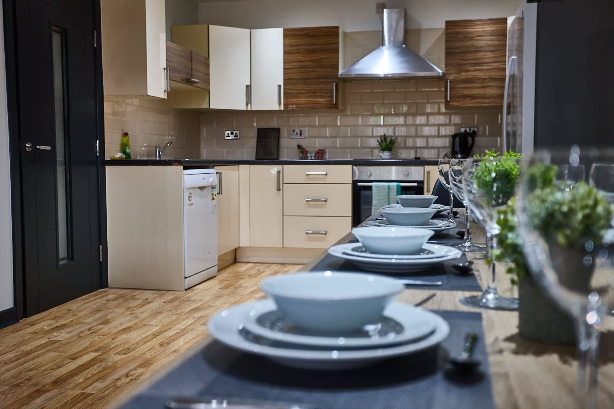 Frigorífico, microondas, horno y lavavajillas