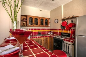 Køleskab, mikrobølgeovn, ovn, kogeplade