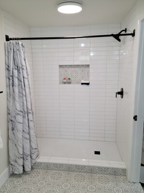 Badewanne, Handtücher, Seife, Shampoo