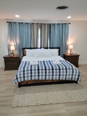 3 bedrooms, desk, WiFi, bed sheets