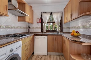 Micro-ondes, four, plaque de cuisson, lave-vaisselle