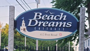 Schild für Beach Dreams Cottages, Poststraße 412.