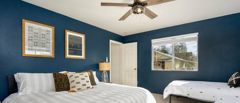 3 室のベッドルーム、デスク、アイロン / アイロン台、旅行用ベビーベッド