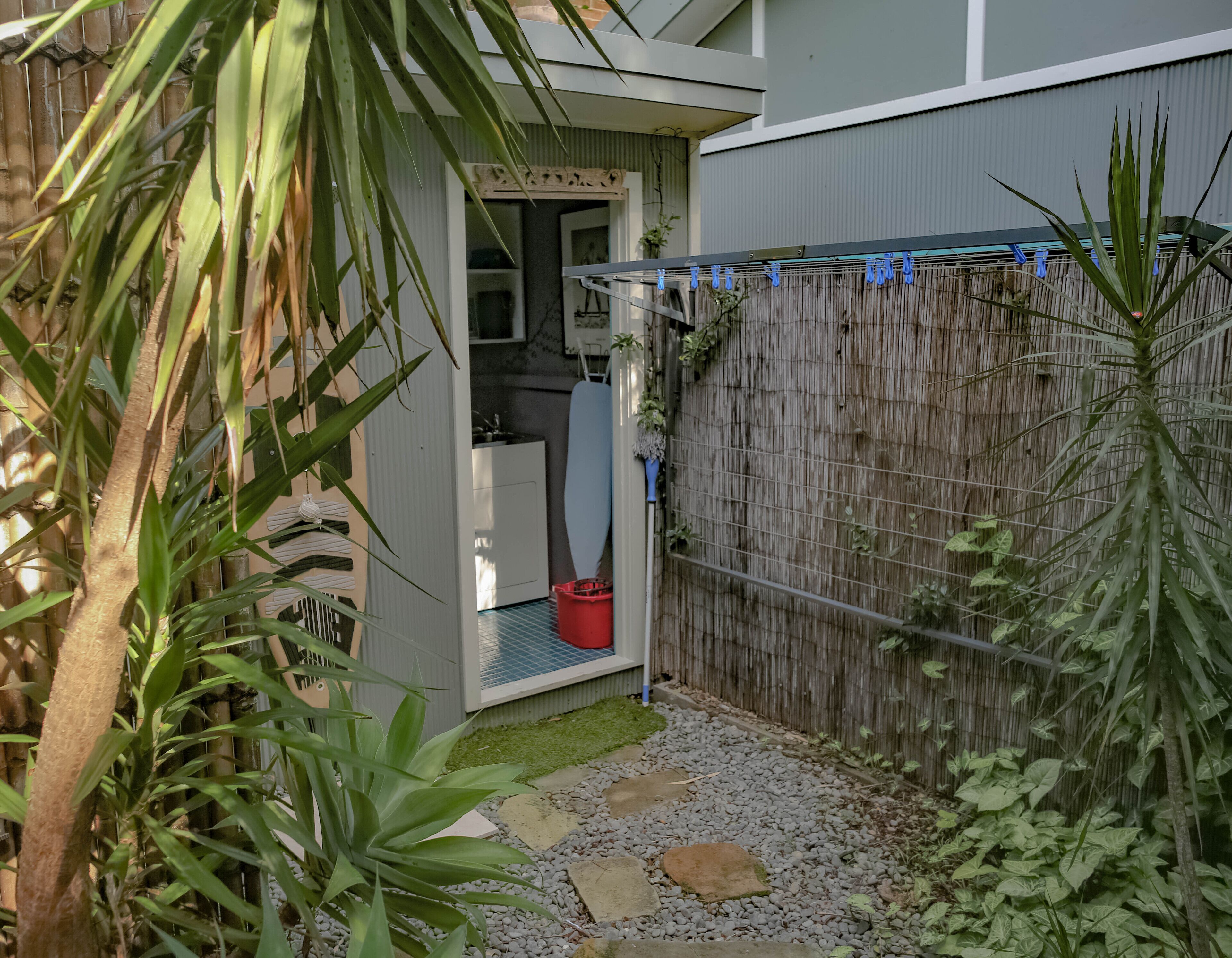 Sunny and modern villa located 5 mins walk from Avalon Beach! — image 3