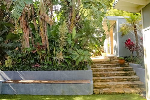 Sunny and modern villa located 5 mins walk from Avalon Beach!