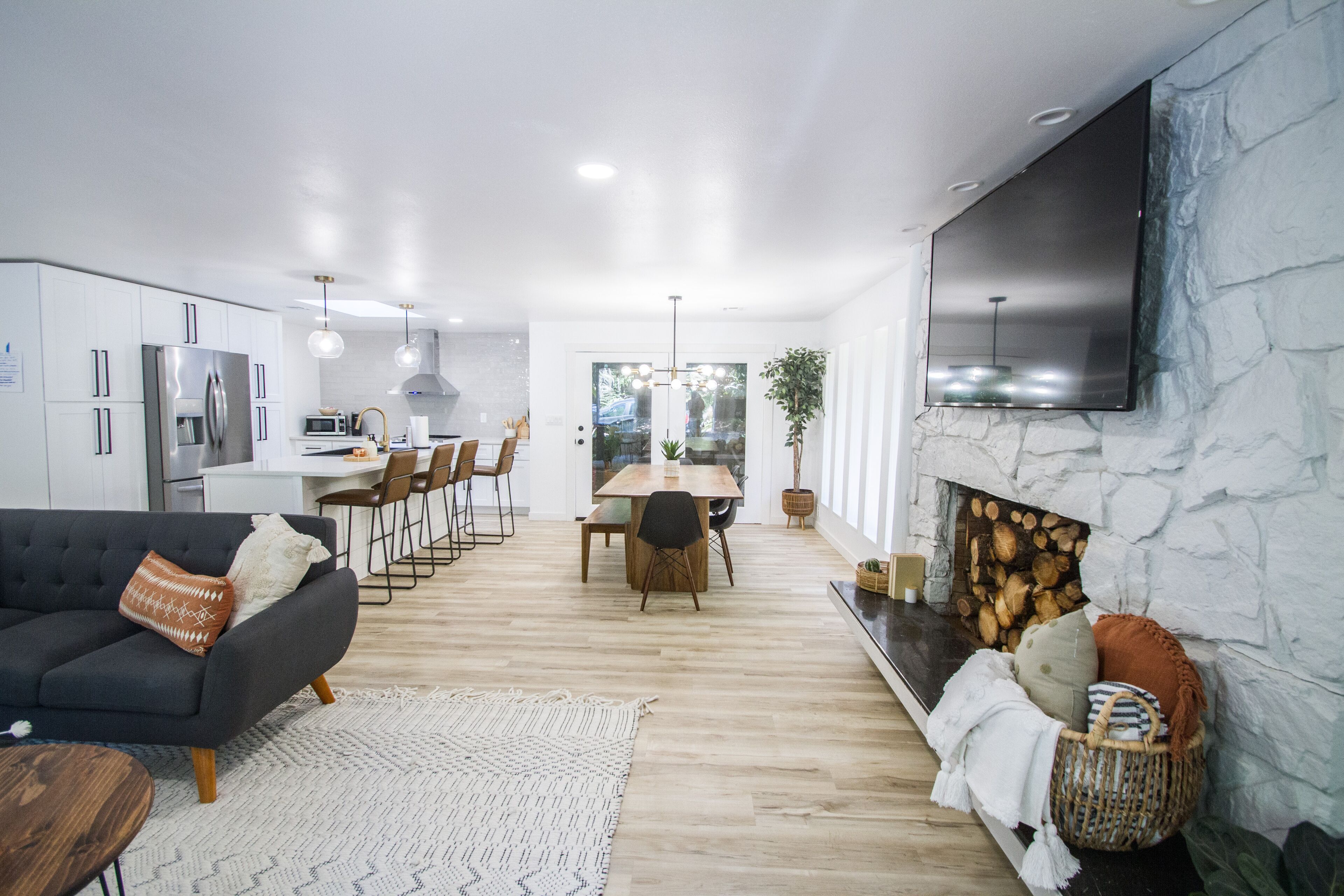 Smart-TV, Kamin, Videospiele, Bücher