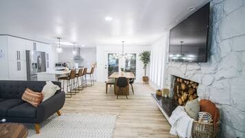 Smart-TV, Kamin, Videospiele, Bücher