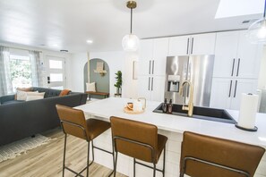 Interior - 3BR Renovated pet friendly home in woods near UO campus, Spencers butte & Trails (Eugene)