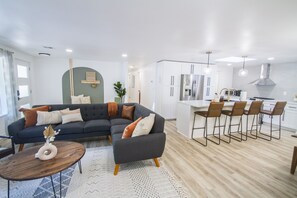 Smart TV, caminetto, videogiochi, libri