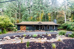 Exterior - 3BR Renovated pet friendly home in woods near UO campus, Spencers butte & Trails (Eugene)