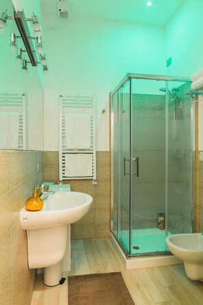 Eco-friendly toiletries, hair dryer, towels - Studio Apartment in the heart of Verona (Verona)