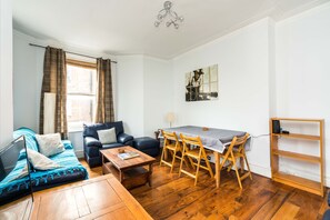 Living area - A Lovely, Bright and Airy, 3-bedroom Family Home (London)