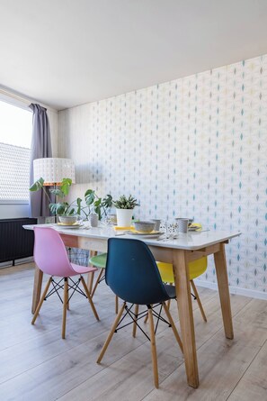 Apartamento, 2 quartos, sacada | Sala de jantar