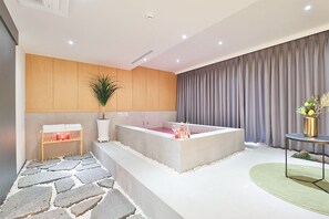 Grand Twin Room | Bathroom | Shower, free toiletries, hair dryer, bathrobes - Custom Hotel (Ulsan)