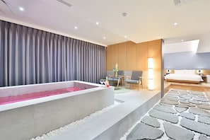 Grand Twin Room | Bathroom | Shower, free toiletries, hair dryer, bathrobes