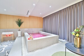 Kahden hengen grand-huone (kaksi sänkyä) | Kylpyhuone | Suihku, ilmaiset hygieniatuotteet, hiustenkuivaaja, kylpytakit