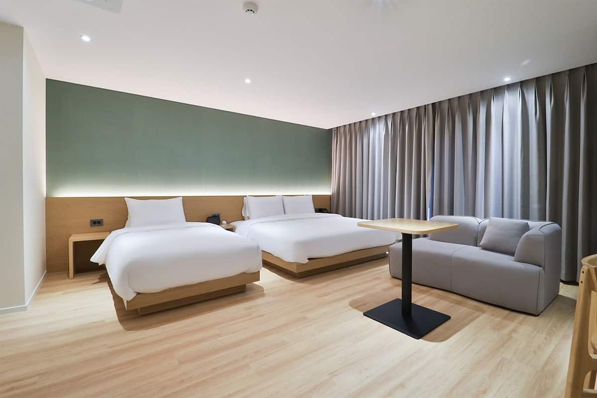 Phòng 2 giường đơn Deluxe | Bộ đồ giường cao cấp, chăn bông, bàn
