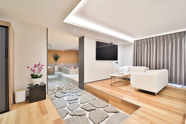 Grand Twin Room | Premium bedding, down duvets, desk, laptop workspace