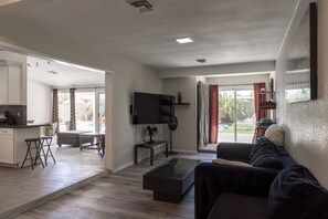Smart TV, computer monitors - You will be close to Strip and downtown area shopping. Heated pool per request. (Las Vegas)