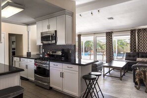 Fridge, microwave, oven, stovetop - You will be close to Strip and downtown area shopping. Heated pool per request. (Las Vegas)